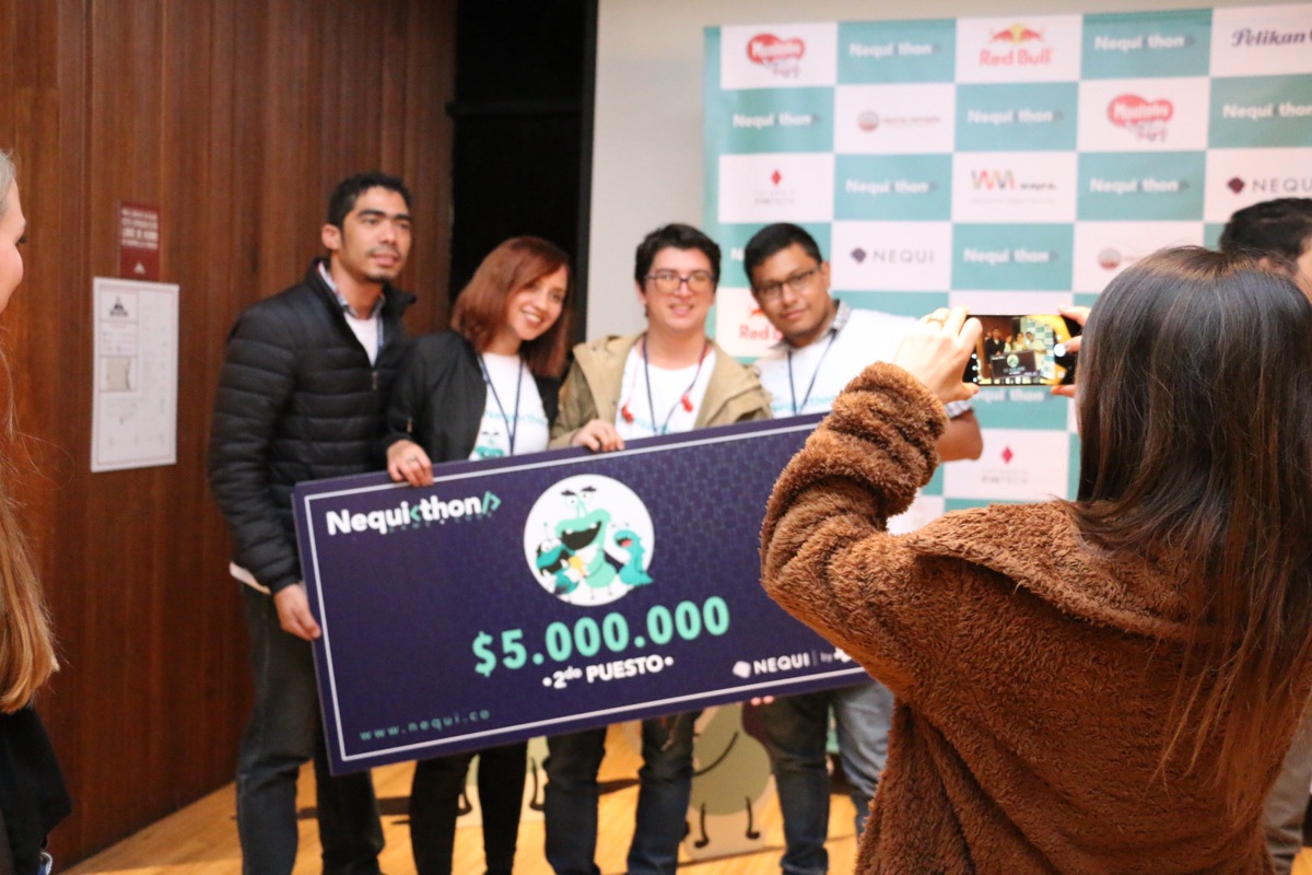 Participantes de bootcamp Sikuani trabajando en equipos