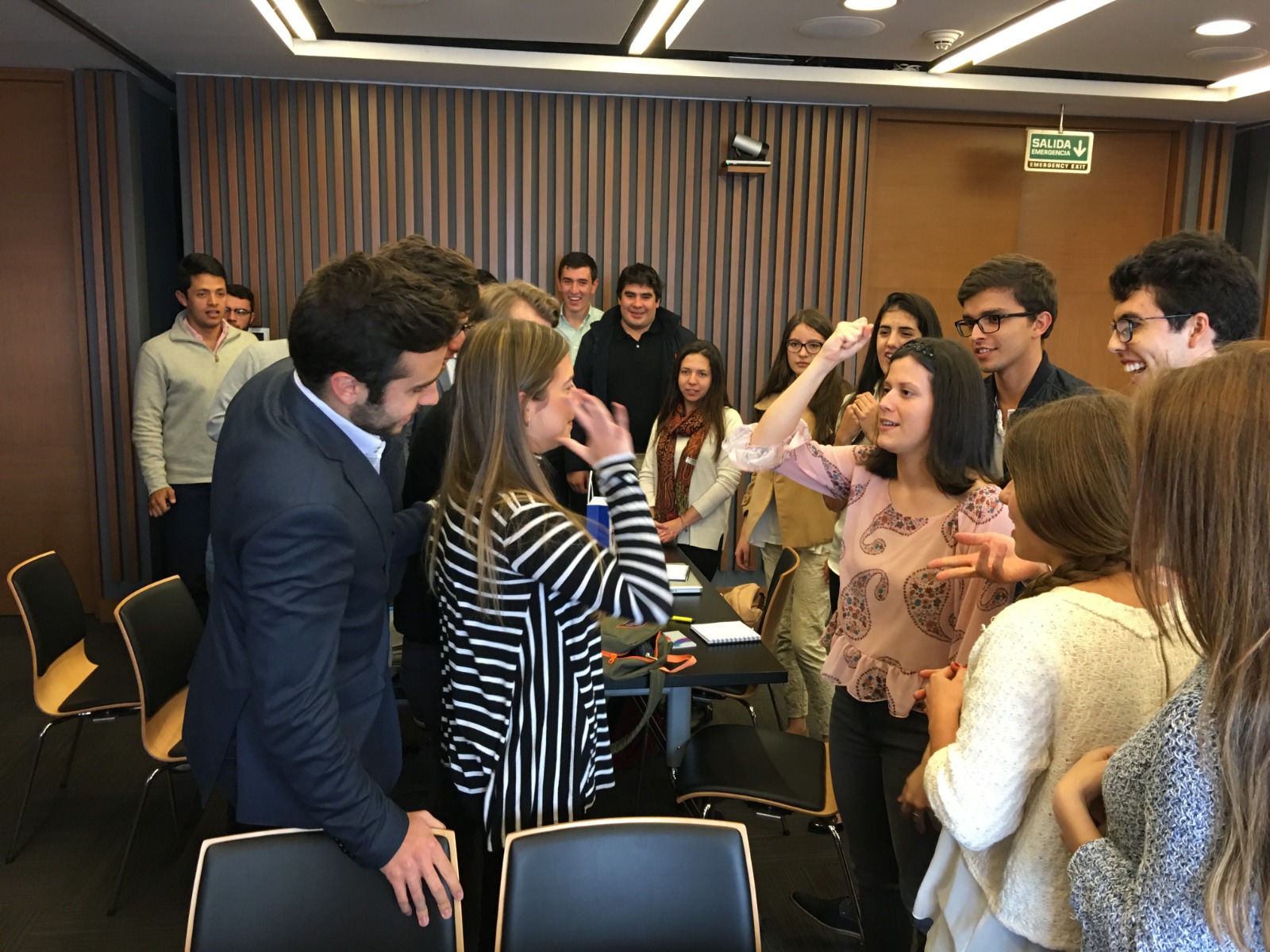 Periodistas cubriendo evento de innovación en Colombia