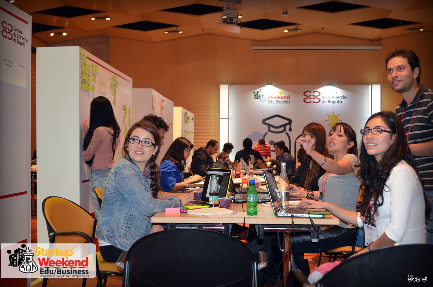 Equipo de prensa en evento de innovación educativa